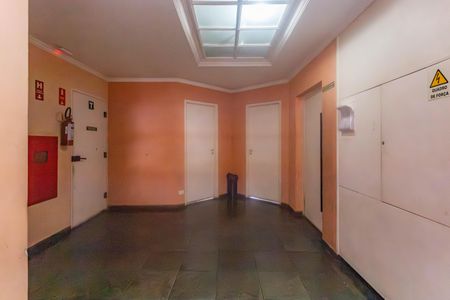 Apartamento à venda com 70m², 3 quartos e 2 vagas Apartamento à venda com 70m², 3 quartos e 2 vagasHall social