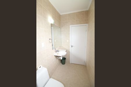 Casa de condomínio para alugar com 405m², 4 quartos e 4 vagasBanheiro da Suíte 1