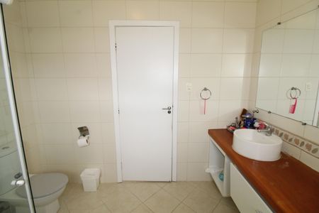 Casa de condomínio para alugar com 405m², 4 quartos e 4 vagasBanheiro da Suíte 2