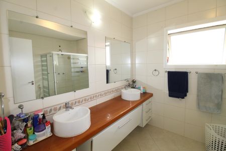 Casa de condomínio para alugar com 405m², 4 quartos e 4 vagasBanheiro da Suíte 2