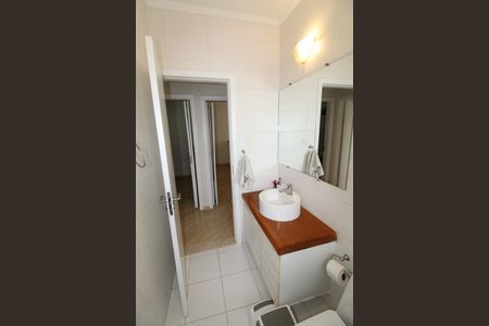 Casa de condomínio para alugar com 405m², 4 quartos e 4 vagasBanheiro