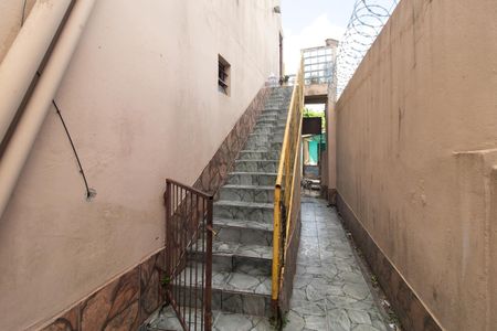 Casa à venda com 120m², 3 quartos e 5 vagas Casa à venda com 120m², 3 quartos e 5 vagasescadas