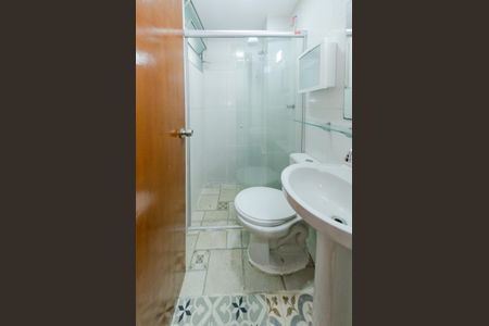 Banheiro de kitnet/studio para alugar com 1 quarto, 30m² em João Pinheiro, Belo Horizonte