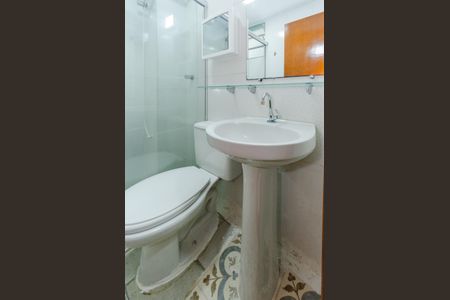 Banheiro de kitnet/studio para alugar com 1 quarto, 30m² em João Pinheiro, Belo Horizonte