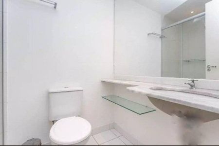 Banheiro  de apartamento para alugar com 3 quartos, 68m² em Vila Ipiranga, Porto Alegre