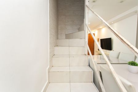 Casa de condomínio para alugar com 66m², 2 quartos e 1 vagaEscada 