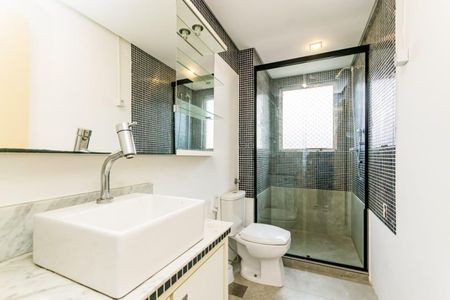 Banheiro  de apartamento para alugar com 2 quartos, 84m² em Santana, Porto Alegre