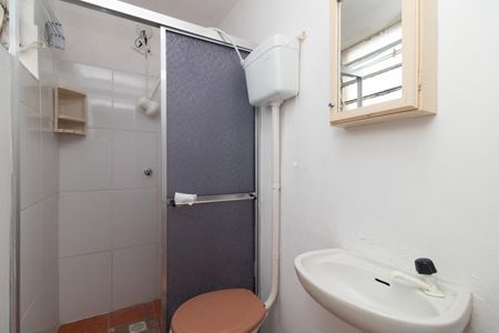 Banheiro de apartamento para alugar com 2 quartos, 28m² em Santo Antônio, Porto Alegre