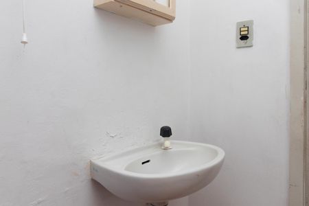 Banheiro de apartamento para alugar com 2 quartos, 28m² em Santo Antônio, Porto Alegre