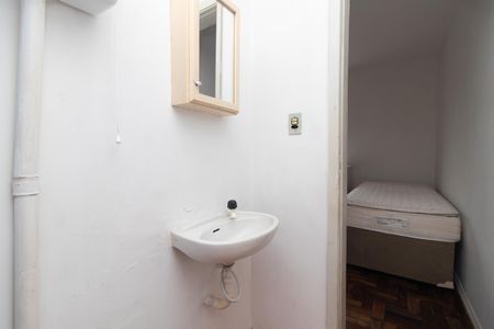 Banheiro de apartamento para alugar com 2 quartos, 28m² em Santo Antônio, Porto Alegre