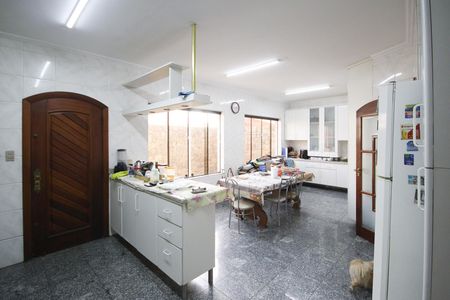 Casa à venda com 310m², 4 quartos e 7 vagasCozinha 