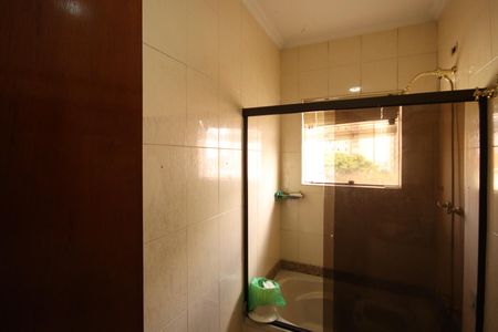 Casa à venda com 310m², 4 quartos e 7 vagasBanheiro da Suíte 4