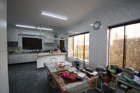 Casa à venda com 310m², 4 quartos e 7 vagasCozinha 