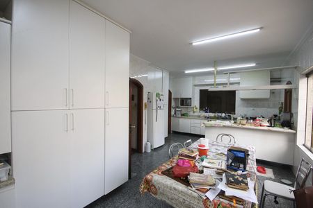 Casa à venda com 310m², 4 quartos e 7 vagasCozinha 