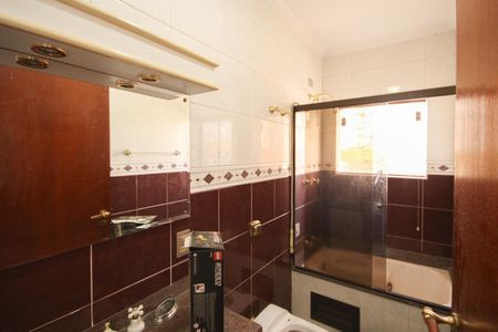 Casa à venda com 310m², 4 quartos e 7 vagasBanheiro da Suíte 2