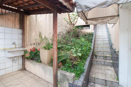 Casa à venda com 376m², 3 quartos e 5 vagasFundos
