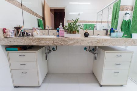 Casa à venda com 376m², 3 quartos e 5 vagasBanheiro da Suíte 1
