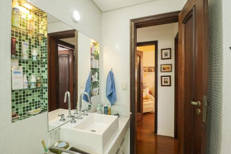 Casa à venda com 705m², 4 quartos e 6 vagasBanheiro Social