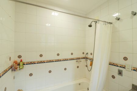 Casa à venda com 705m², 4 quartos e 6 vagasBanheiro da Suíte 1