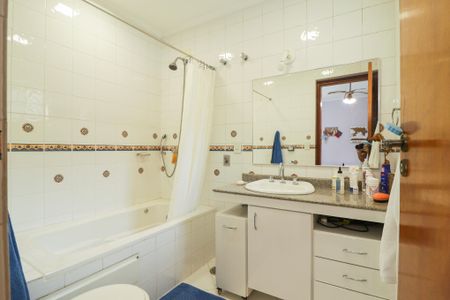 Casa à venda com 705m², 4 quartos e 6 vagasBanheiro da Suíte 1