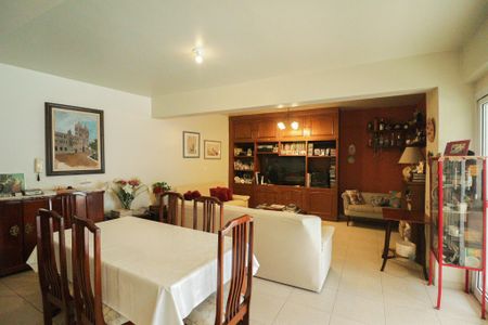Casa à venda com 705m², 4 quartos e 6 vagasSalão 