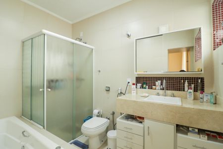 Casa à venda com 705m², 4 quartos e 6 vagasBanheiro da Suíte 2