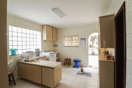 Casa à venda com 705m², 4 quartos e 6 vagasÁrea de Serviço e Banheiro de Serviço