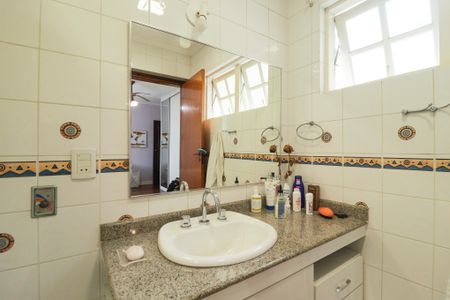 Casa à venda com 705m², 4 quartos e 6 vagasBanheiro da Suíte 1
