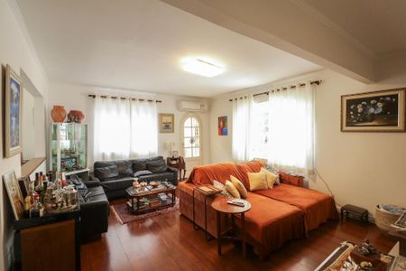 Casa à venda com 705m², 4 quartos e 6 vagasSala