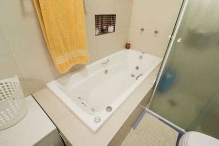Casa à venda com 705m², 4 quartos e 6 vagasBanheiro da Suíte 2