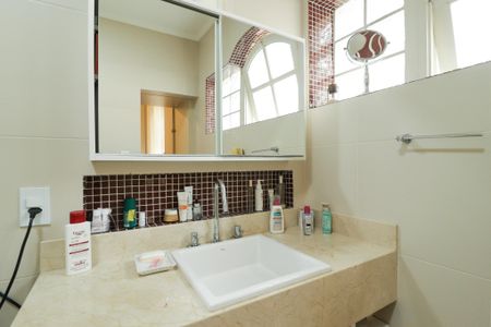 Casa à venda com 705m², 4 quartos e 6 vagasBanheiro da Suíte 2