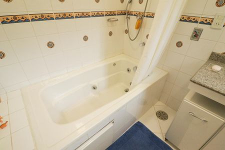 Casa à venda com 705m², 4 quartos e 6 vagasBanheiro da Suíte 1