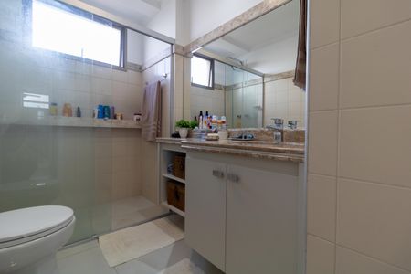 Apartamento à venda com 117m², 3 quartos e 2 vagas Apartamento à venda com 117m², 3 quartos e 2 vagasBanheiro da Suíte