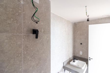 Banheiro de kitnet/studio à venda com 1 quarto, 24m² em Pinheiros, São Paulo