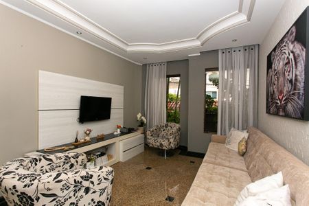 Casa à venda com 250m², 3 quartos e 7 vagas Casa à venda com 250m², 3 quartos e 7 vagasSala