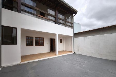 Casa para alugar com 160m², 3 quartos e 5 vagasQuintal - Garagem