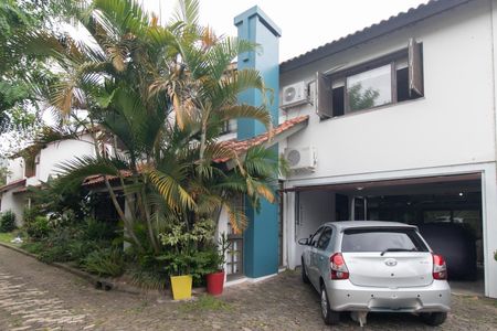 Casa de condomínio à venda com 311m², 4 quartos e 2 vagas Casa de condomínio à venda com 311m², 4 quartos e 2 vagasFachada