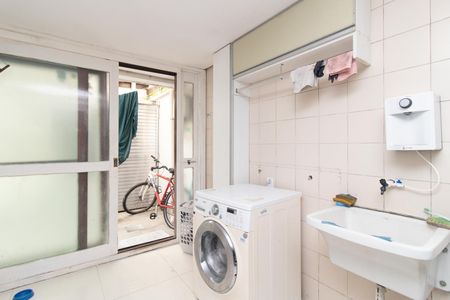 Casa de condomínio à venda com 311m², 4 quartos e 2 vagas Casa de condomínio à venda com 311m², 4 quartos e 2 vagasÁrea de Serviço