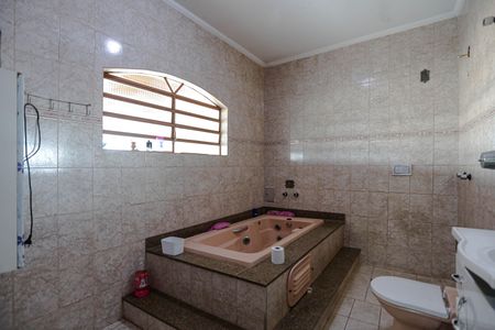 Casa para alugar com 360m², 4 quartos e 3 vagasBanheiro - Quarto 1 - Suíte