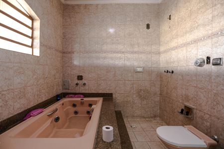 Casa para alugar com 360m², 4 quartos e 3 vagasBanheiro - Quarto 1 - Suíte