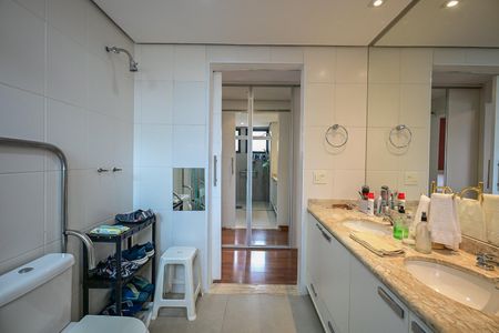 Apartamento à venda com 195m², 4 quartos e 4 vagasBanheiro Suíte 2