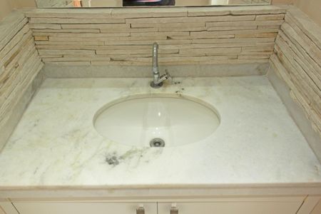 Banheiro de apartamento para alugar com 1 quarto, 49m² em Ponta da Praia, Santos