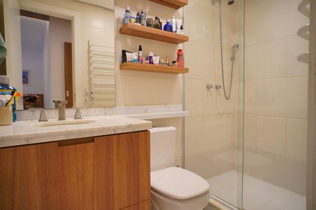 Banheiro suíte  de apartamento à venda com 3 quartos, 90m² em Petrópolis, Porto Alegre