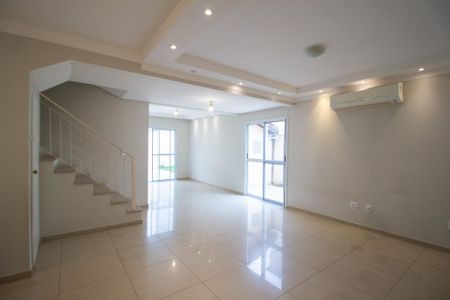 Casa de condomínio para alugar com 105m², 3 quartos e 3 vagas Casa de condomínio para alugar com 105m², 3 quartos e 3 vagasSala