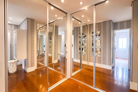 Apartamento à venda com 116m², 3 quartos e 2 vagas Apartamento à venda com 116m², 3 quartos e 2 vagasCloset da suíte