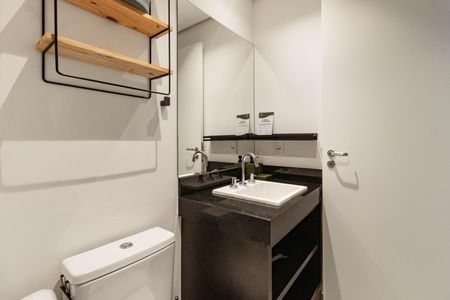 Banheiro de kitnet/studio para alugar com 1 quarto, 24m² em Pompeia, São Paulo