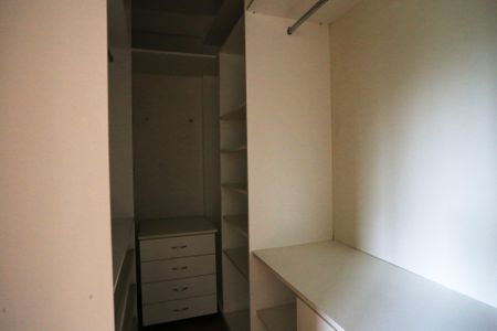 Apartamento à venda com 140m², 4 quartos e 3 vagas Apartamento à venda com 140m², 4 quartos e 3 vagasCloset da suíte