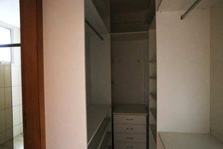Apartamento à venda com 140m², 4 quartos e 3 vagas Apartamento à venda com 140m², 4 quartos e 3 vagasCloset da suíte