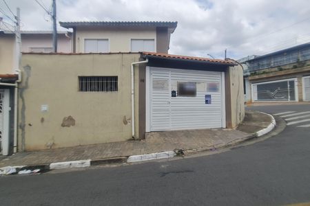 Casa à venda com 160m², 3 quartos e 5 vagasFachada do imóvel com placa QuintoAndar 