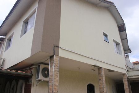 Casa à venda com 160m², 3 quartos e 5 vagasFachada do imóvel com placa QuintoAndar 